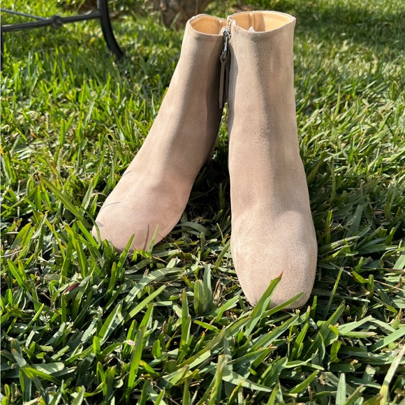 AEYDE Linn Bootie (Women) Stone Suede size EU 40 US 10
$495.00 - Picture 10 of 12